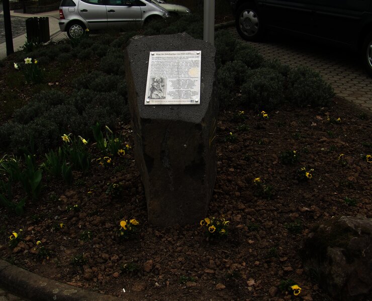 Klausen: Pilgerstein am Schnittpunkt Eifel-/Mosel-Camino