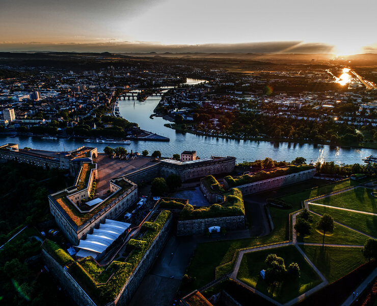 Das Bild zeigt die Festung Ehrenbreitstein hoch über dem Deutschen Eck in Koblenz, wo die Mosel in den Rhein fließt.