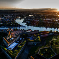 Das Bild zeigt die Festung Ehrenbreitstein hoch über dem Deutschen Eck in Koblenz, wo die Mosel in den Rhein fließt.
