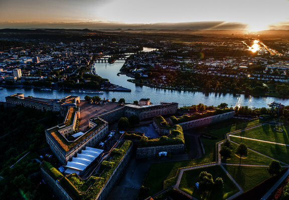Das Bild zeigt die Festung Ehrenbreitstein hoch über dem Deutschen Eck in Koblenz, wo die Mosel in den Rhein fließt.