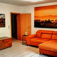 Wohnzimmer mit Zugang zur Terasse.