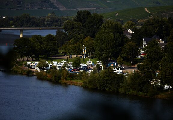Yachthafen mit Anlegestelle für Kanus