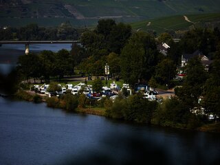 Yachthafen mit Anlegestelle für Kanus