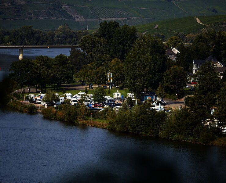 Yachthafen mit Anlegestelle für Kanus
