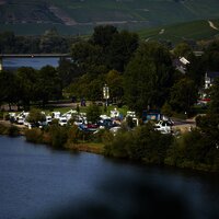 Yachthafen mit Anlegestelle für Kanus