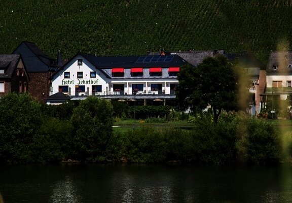 Hotel Zehnthof von der anderen Moselseite