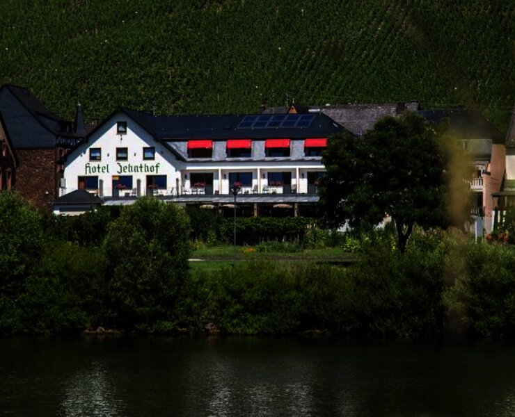 Hotel Zehnthof von der anderen Moselseite