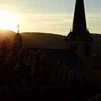 Kirche bei Sonnenuntergang