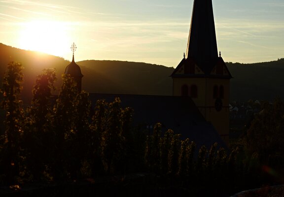 Kirche bei Sonnenuntergang
