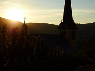 Kirche bei Sonnenuntergang