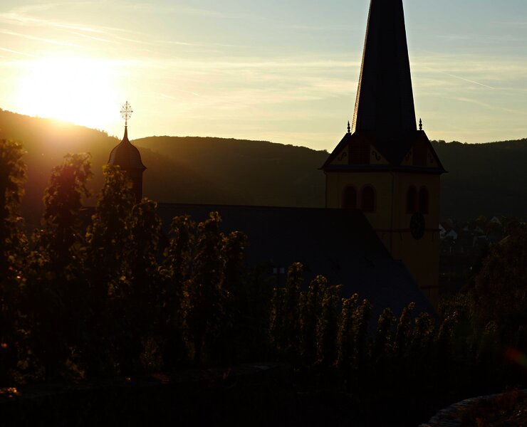Kirche bei Sonnenuntergang