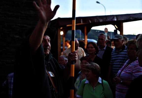 Nachtwächter mit Gästen