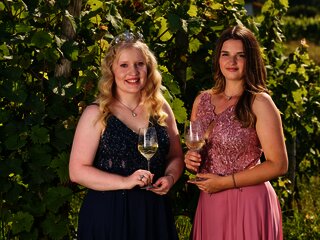 Leonie I. mit Weinprinzessin Johanna