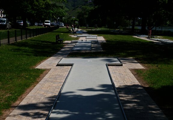 Minigolfbahn am Moselufer