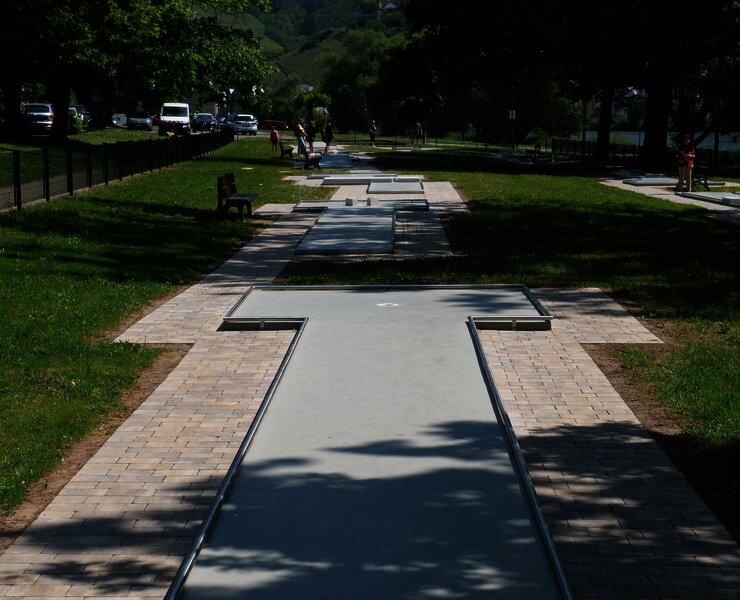 Minigolfbahn am Moselufer