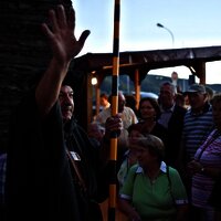 Nachtwächter mit Gästen