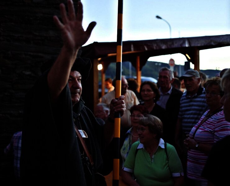 Nachtwächter mit Gästen