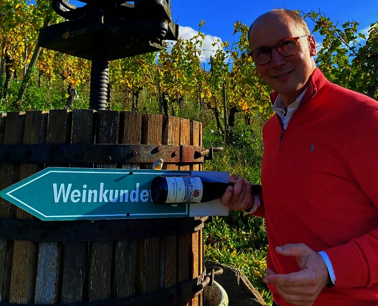 Stadtführer Sebastian Quint mit Weinkelter