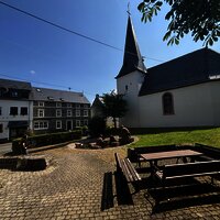 Goldgräberbrunnen neben der Kirche