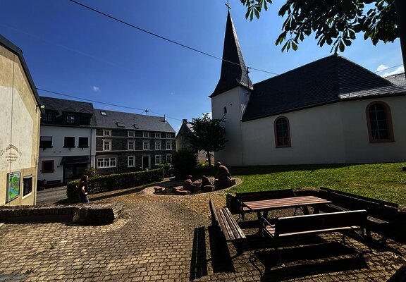 Goldgräberbrunnen neben der Kirche