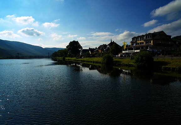 Mosel-Hotel-Sonnenuhr