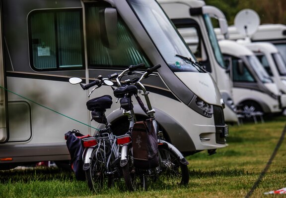 Fahrräder vor Wohnmobil auf Wohnmobilplatz