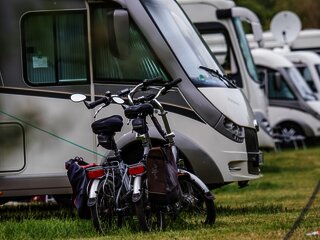 Fahrräder vor Wohnmobil auf Wohnmobilplatz