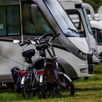 Fahrräder vor Wohnmobil auf Wohnmobilplatz