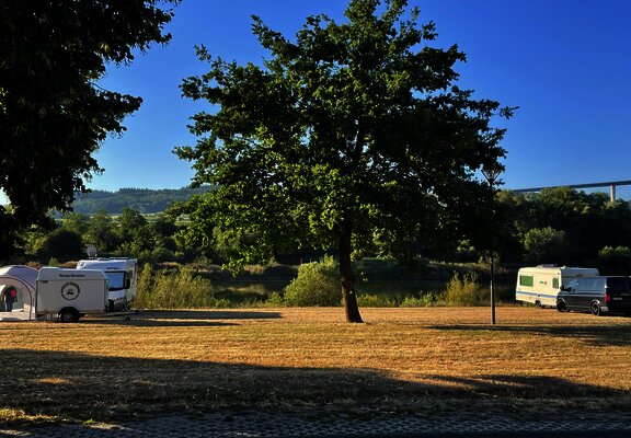 Ansicht Straße Wohnmobilstellplatz