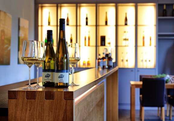 Vinothek mit Weinflaschen und Gläsern