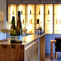 Vinothek mit Weinflaschen und Gläsern