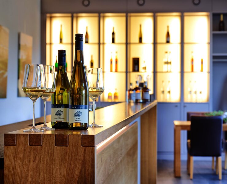 Vinothek mit Weinflaschen und Gläsern