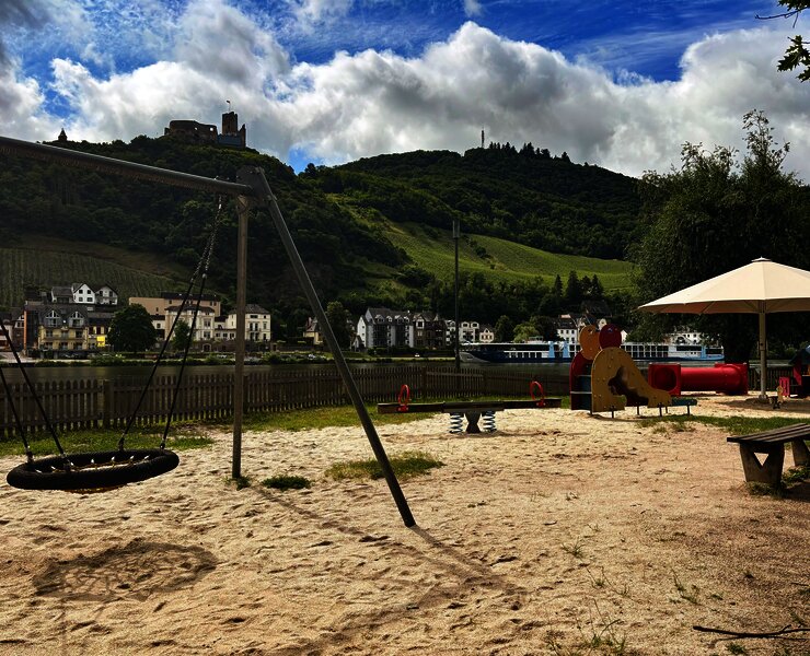 Schaukel mit Sandkasten