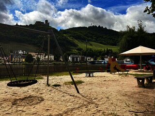 Schaukel mit Sandkasten