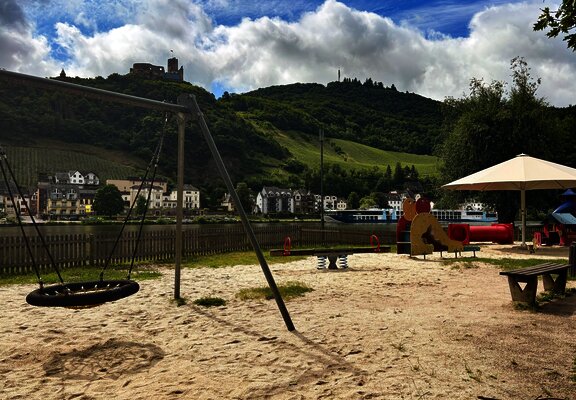 Schaukel mit Sandkasten