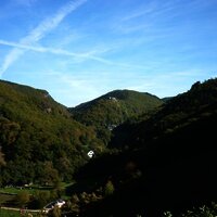 Blick ins Veldenzer Bachtal mit Schloss Veldenz