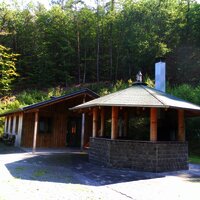 Grill- und Schutzhütte im Wald von  Burgen