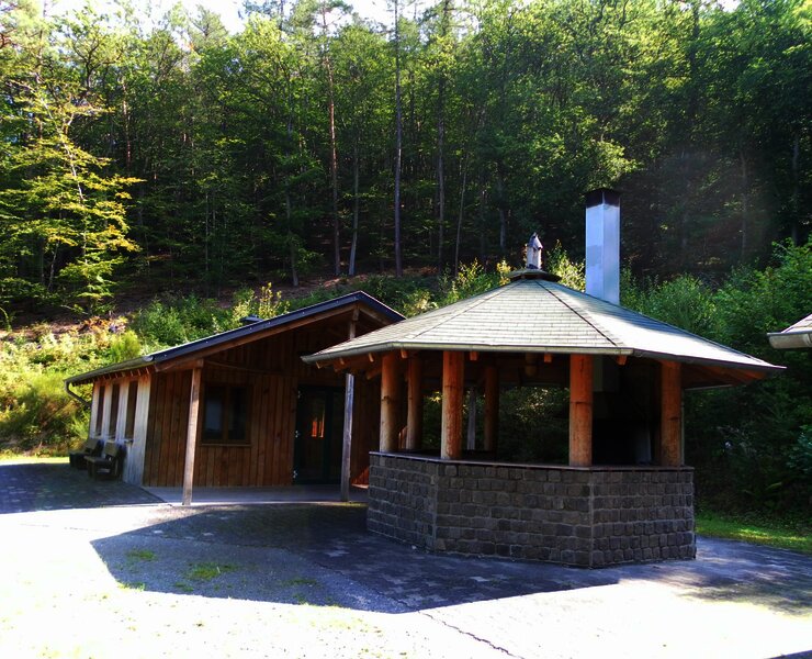 Grill- und Schutzhütte im Wald von  Burgen