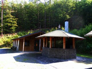 Grill- und Schutzhütte im Wald von  Burgen