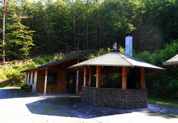 Grill- und Schutzhütte im Wald von  Burgen