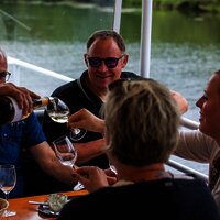 Weinprobe auf dem Schiff