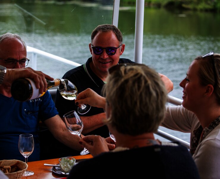 Weinprobe auf dem Schiff