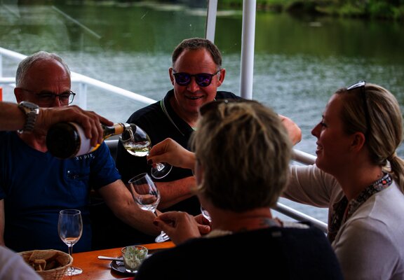 Weinprobe auf dem Schiff