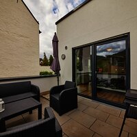 Terasse mit Gartenmöbeln