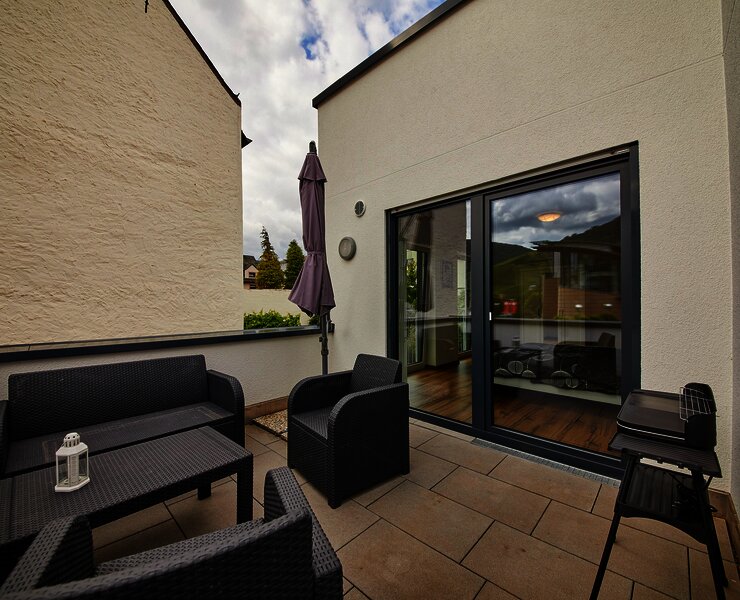 Terasse mit Gartenmöbeln