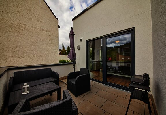 Terasse mit Gartenmöbeln