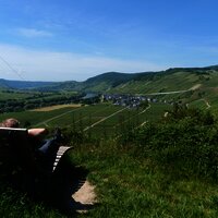 Ruhebank mit Blick auf Osann-Monzel und Kesten