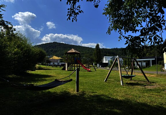 Hängematten, Rutsche und Schaukel