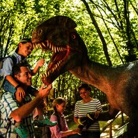 Das Bild zeigt eine Familie im Dinopark Teufelsschlucht.