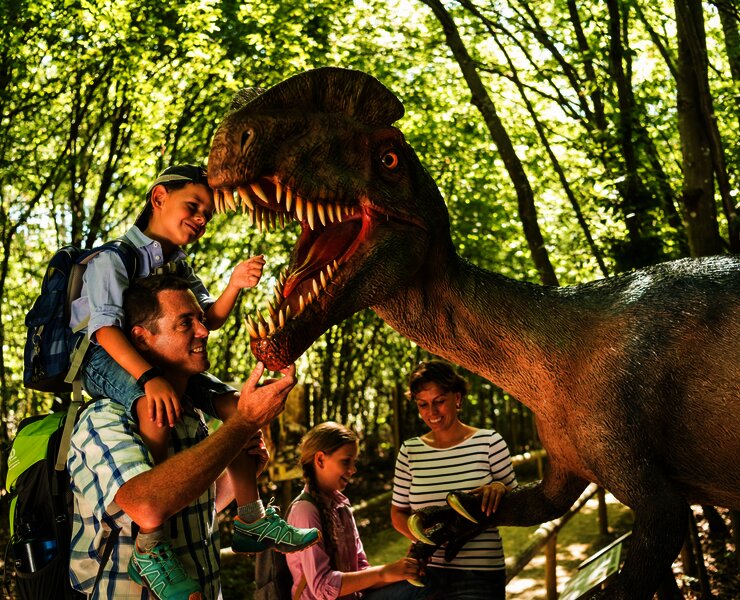 Das Bild zeigt eine Familie im Dinopark Teufelsschlucht.